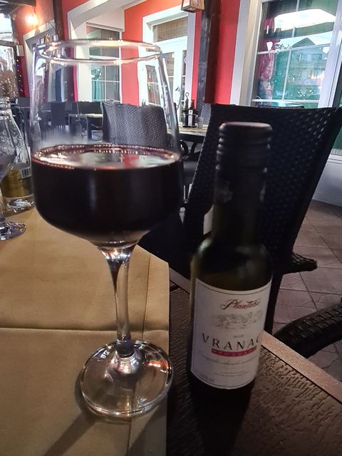 Ein gutes Glas Wein nach der IHA Velika Kladusa